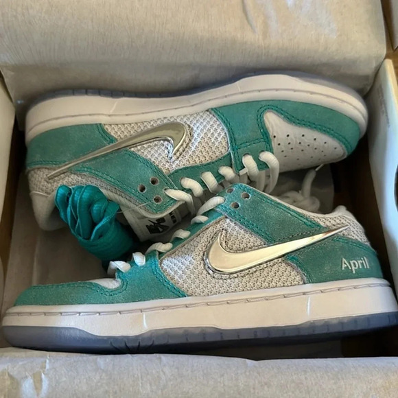 Nike SB Dunk low pro “april” size 12 childrens NIB - Picture 9 of 10